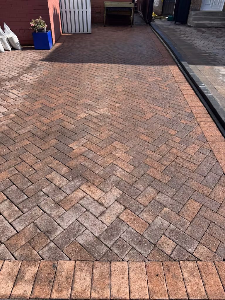 Clean monoblock driveway in Kelvindale